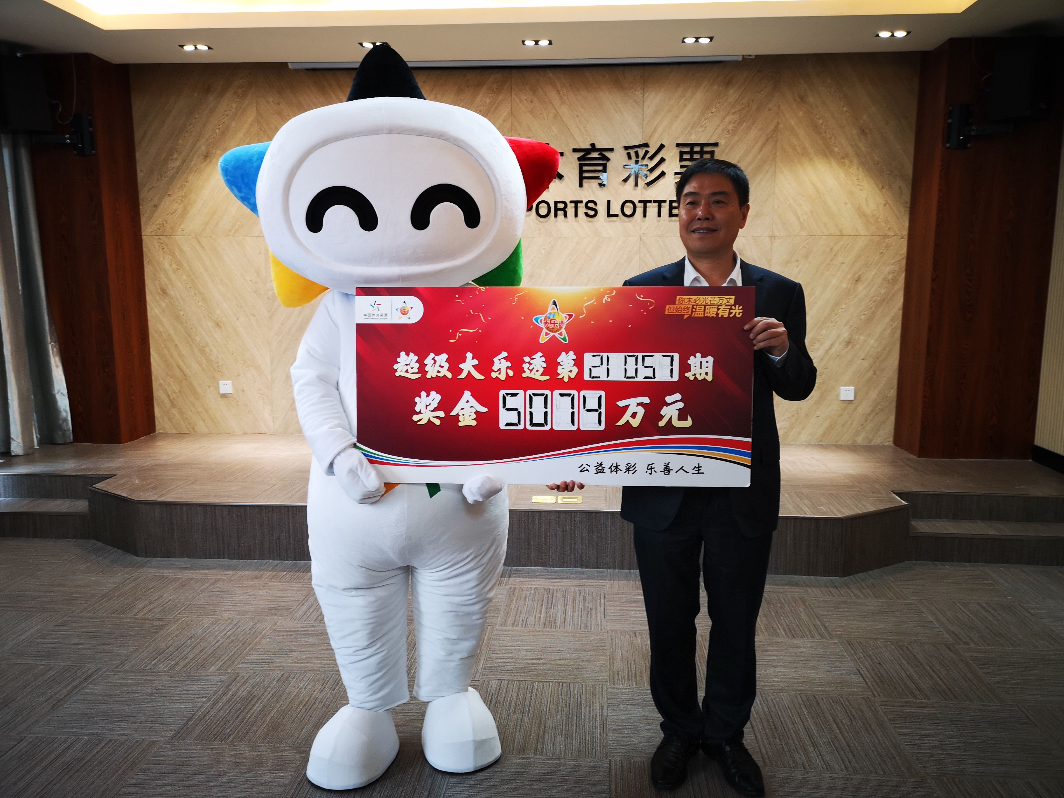 华鼎股份(601113.SH)：以3426万元竞拍获得一块国有建设用地使用权 将用于建设“20万吨PA6功能性锦纶长丝项目”