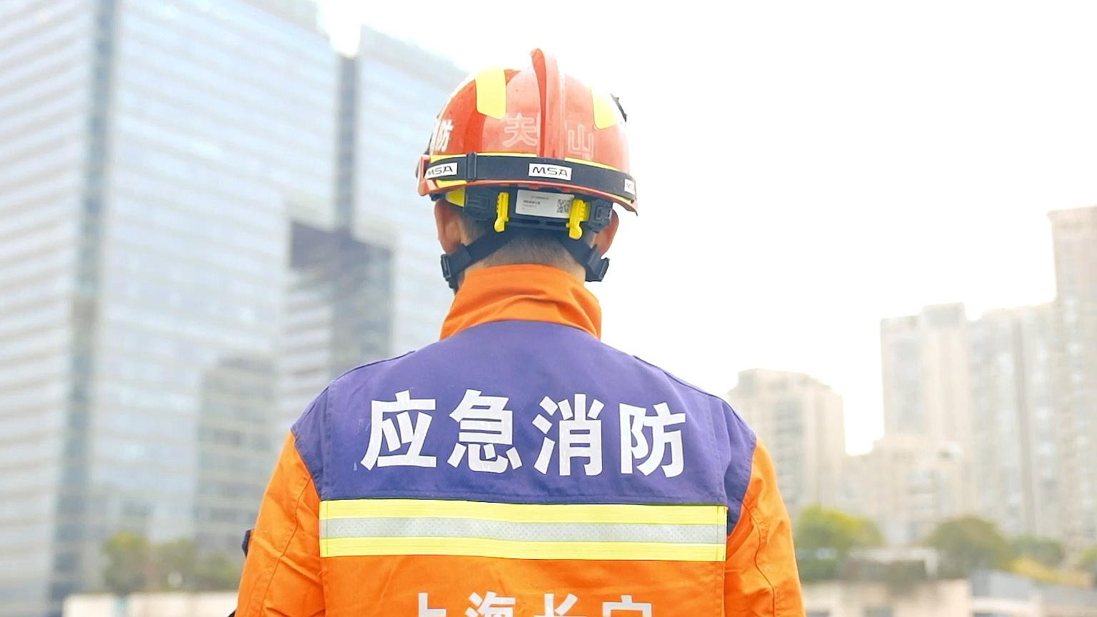 “鲲龙”批生产首架机完成生产试飞