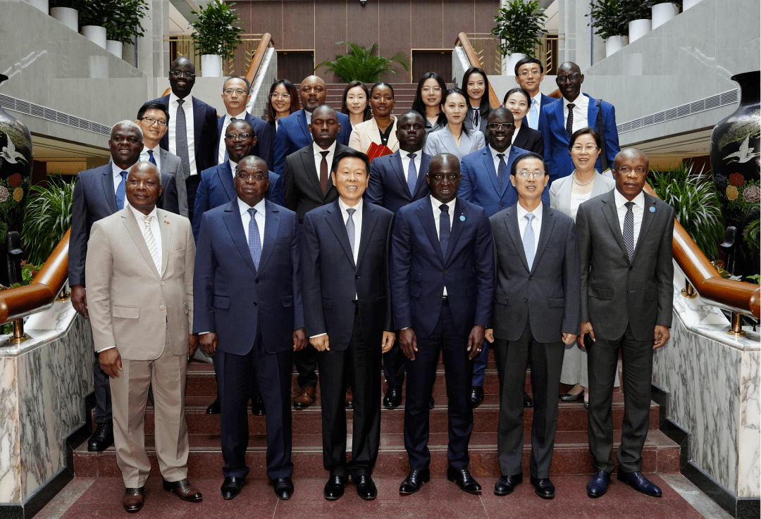 吉内阁批准与中国香港的避免双重征税协定