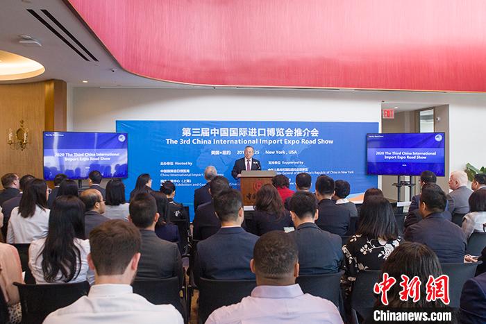 陈世杰总领事出席银蕨农场公司农户大会开幕式