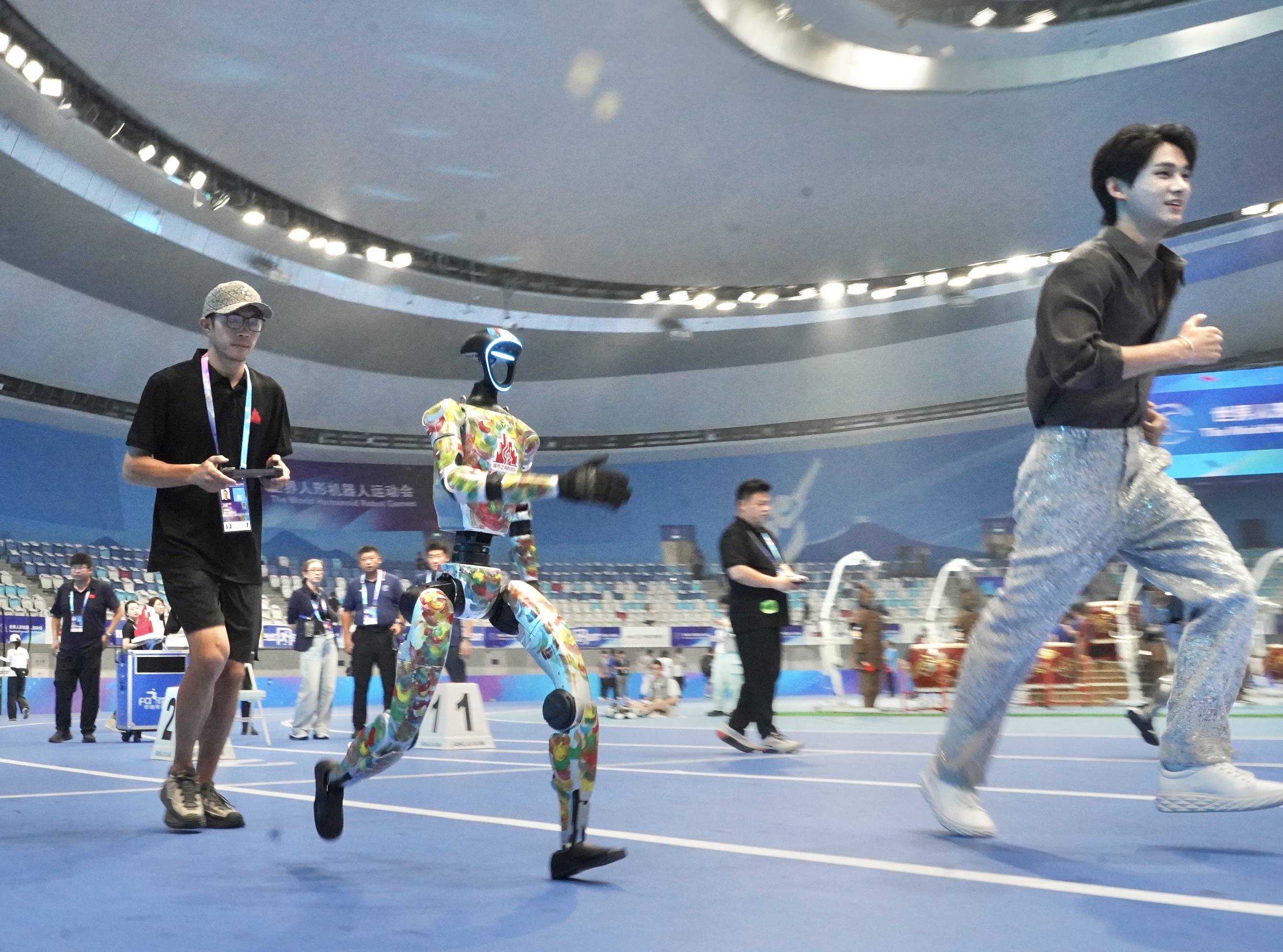 人形机器人指数大涨30% 投赛道为什么要挑选主动基金而不是指数？