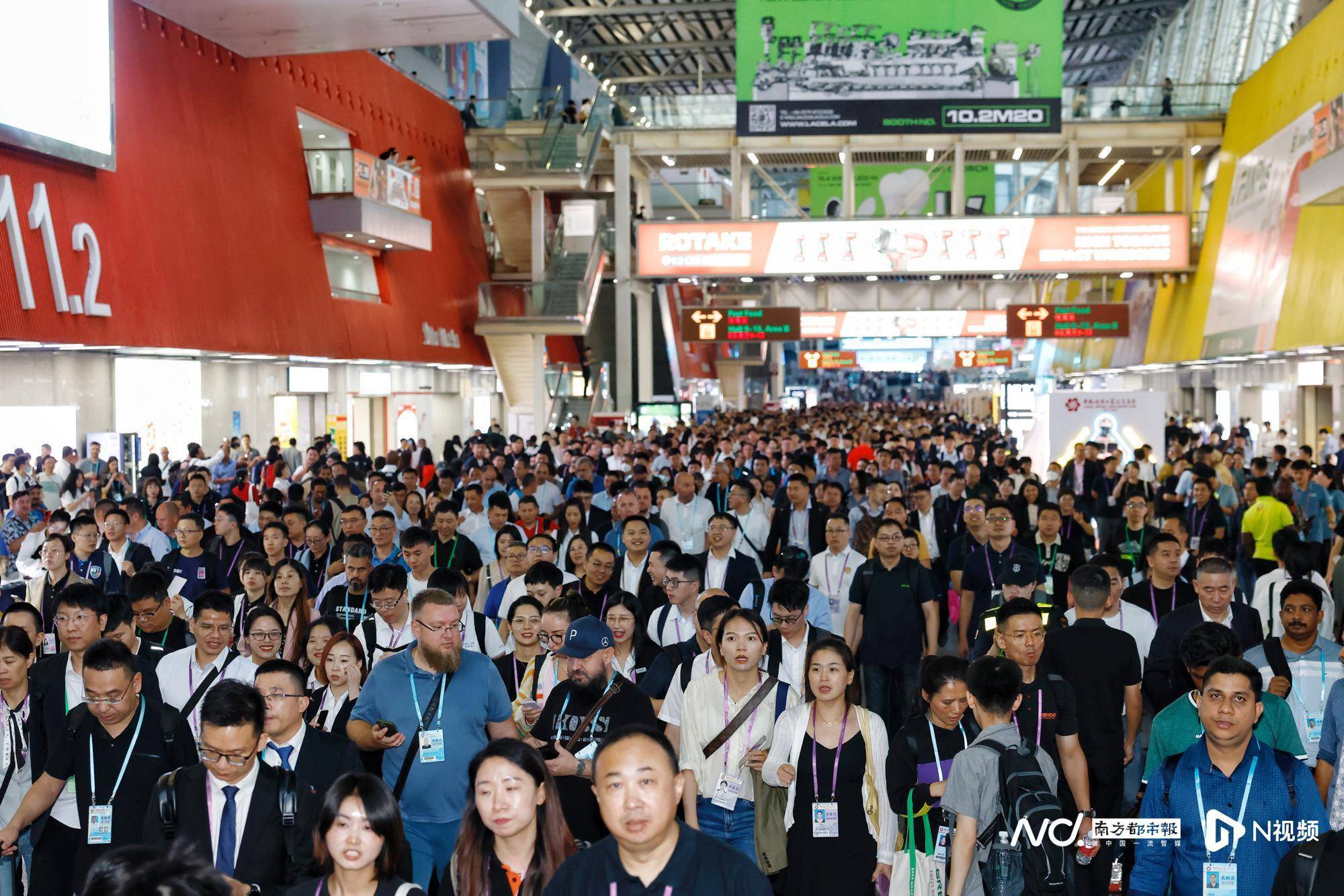 广交会现场人流涌动 合作氛围拉满