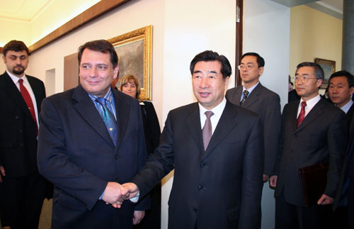 何立峰分别会见瑞士联邦委员兼经济和教研部长帕姆兰、日本国际贸易促进协会会长河野洋平