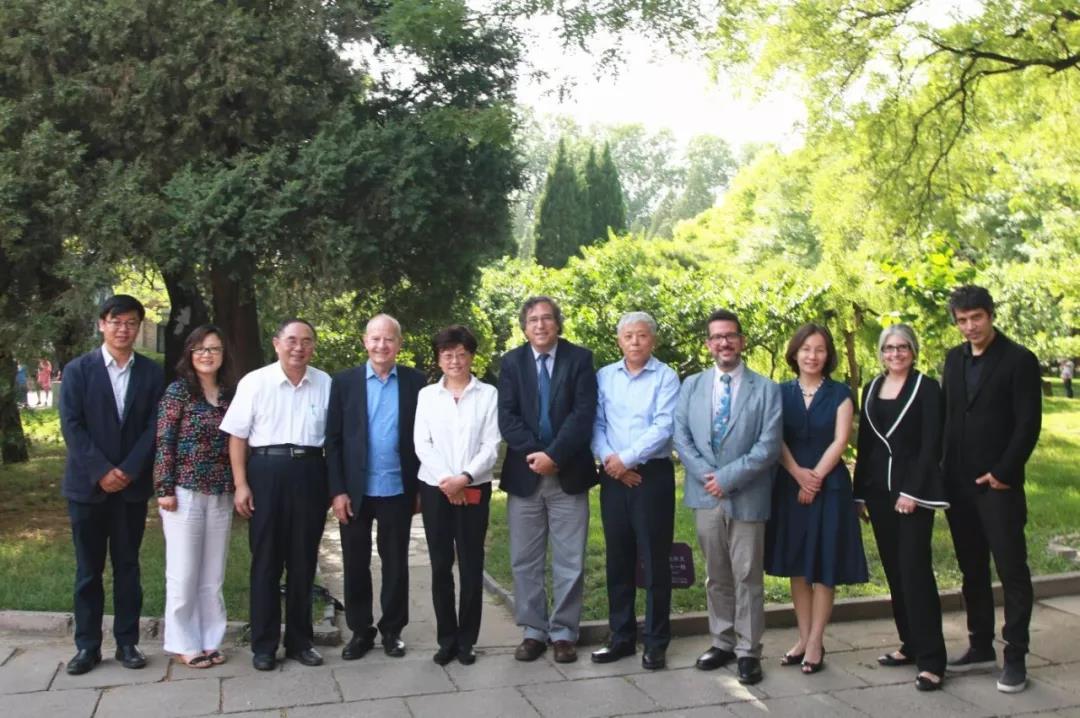吕瑞浩公参会见清华大学工程物理系副主任杨�t罡一行