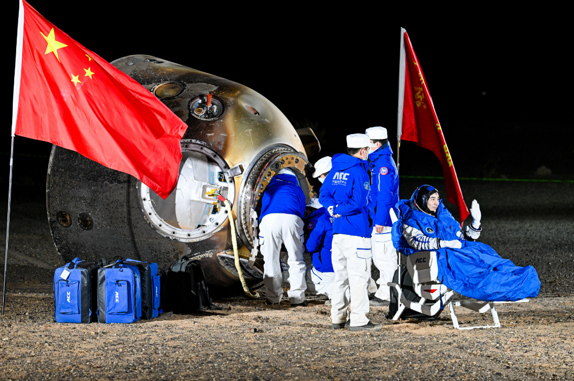 中国空间站建成后航天员首次从核心舱节点舱出舱