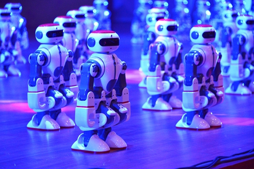 秀我中国丨机器人进校园,当起孩子们的“新同桌”!