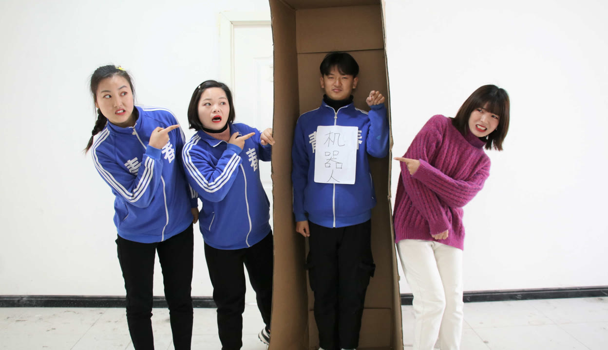 秀我中国丨机器人进校园,当起孩子们的“新同桌”!