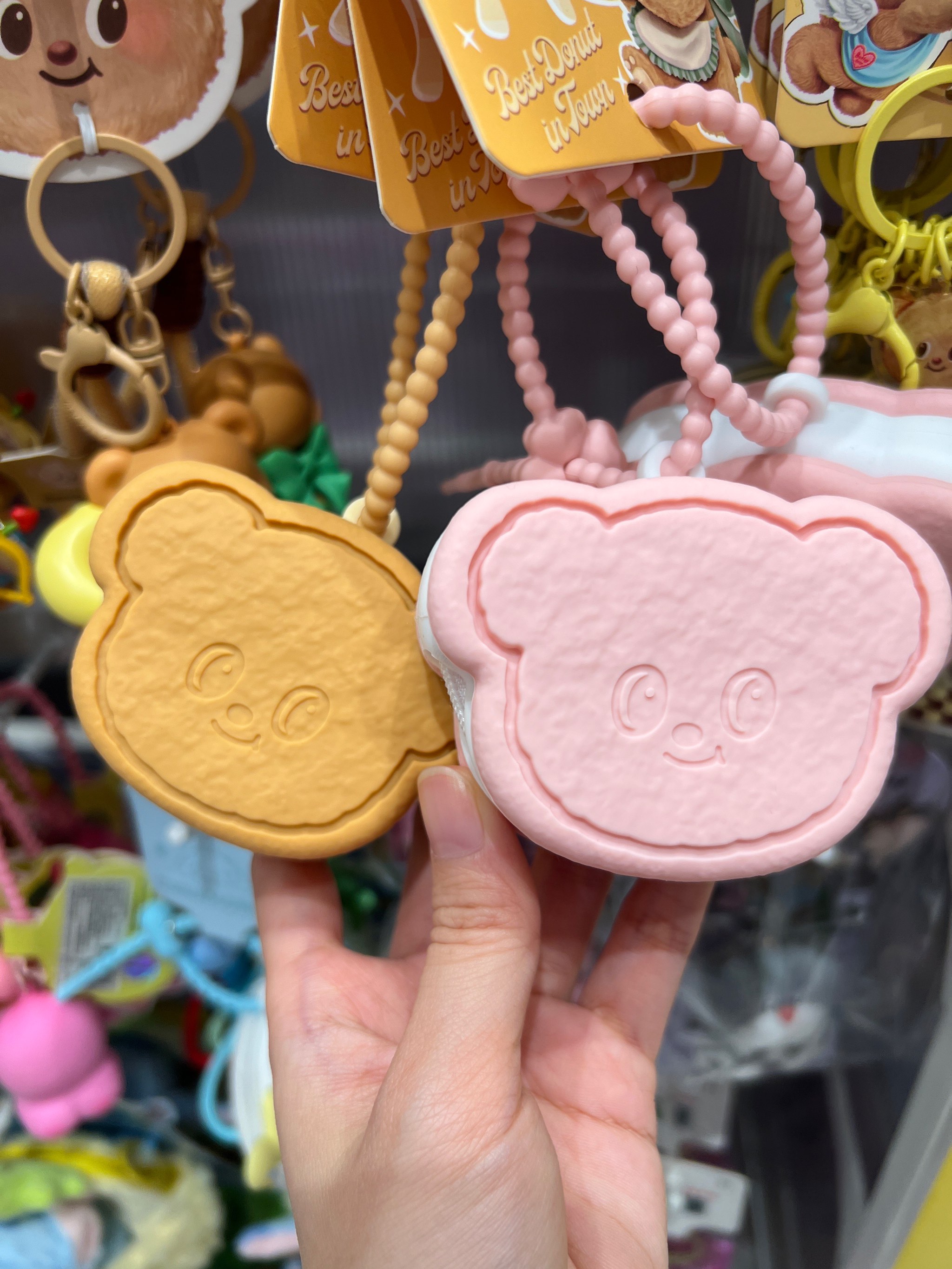 爱玛科技联名黄油小熊发布新品电动两轮车