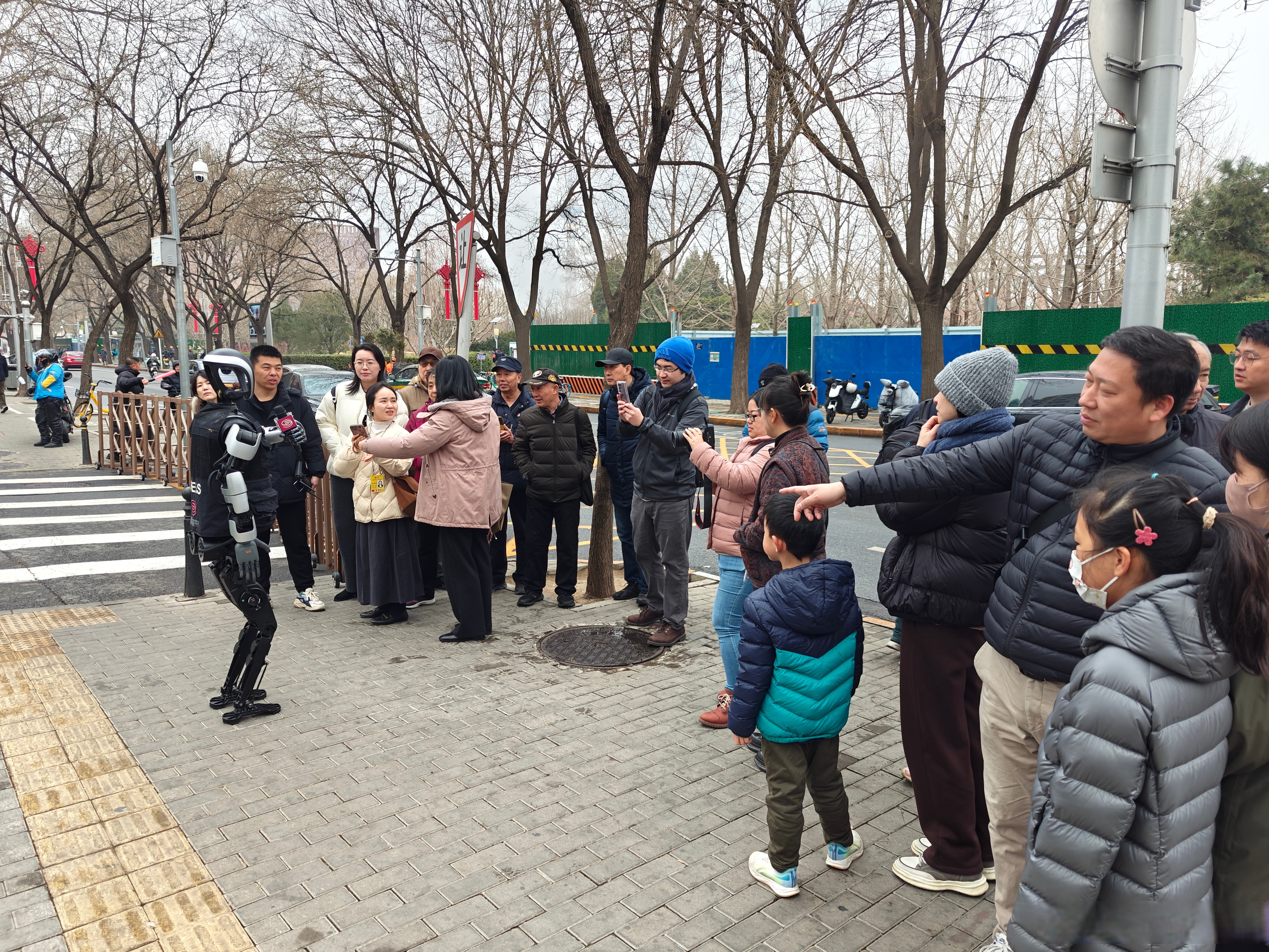 深圳机器人自己“搭地铁”送货 引全球网友围观