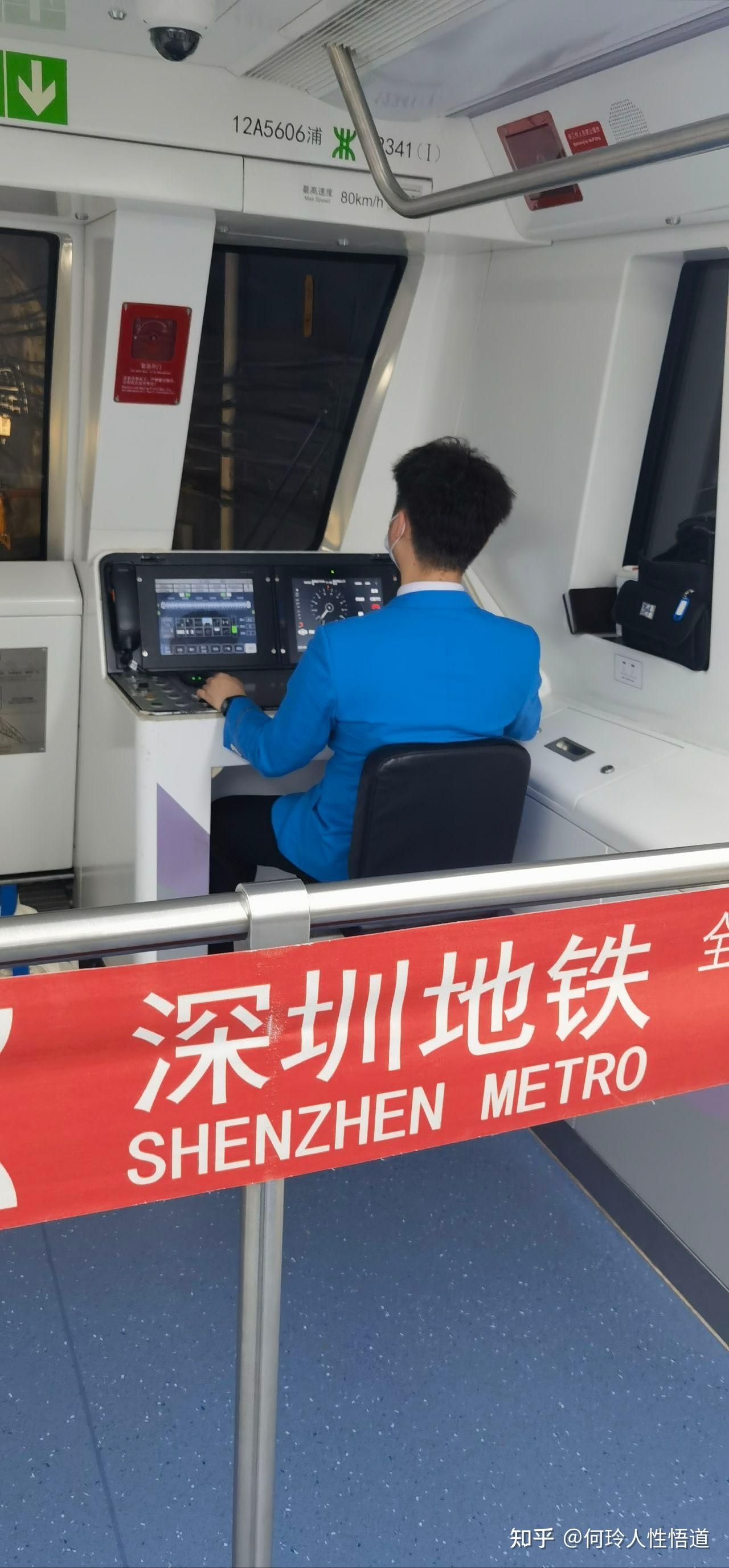 深圳机器人自己“搭地铁”送货 引全球网友围观