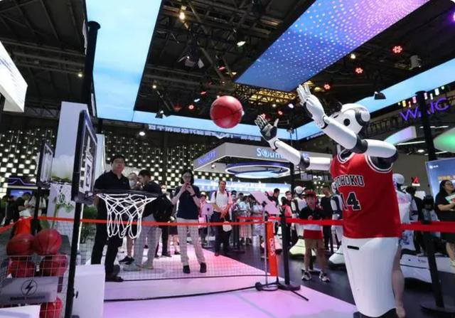 新华走笔丨程思琪：世界人工智能大会被机器人“占领”了