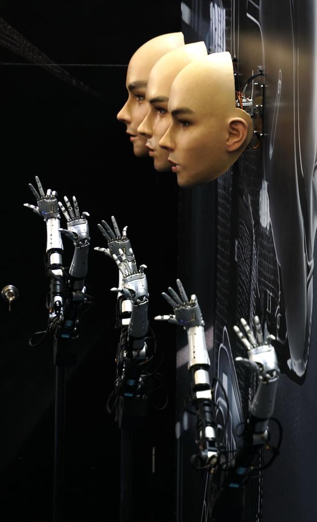 新华视点丨北京秀出“机器人名片”