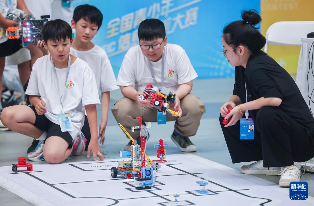 科技点亮梦想：青少年信息素养大赛选手走进高通联合创新中心