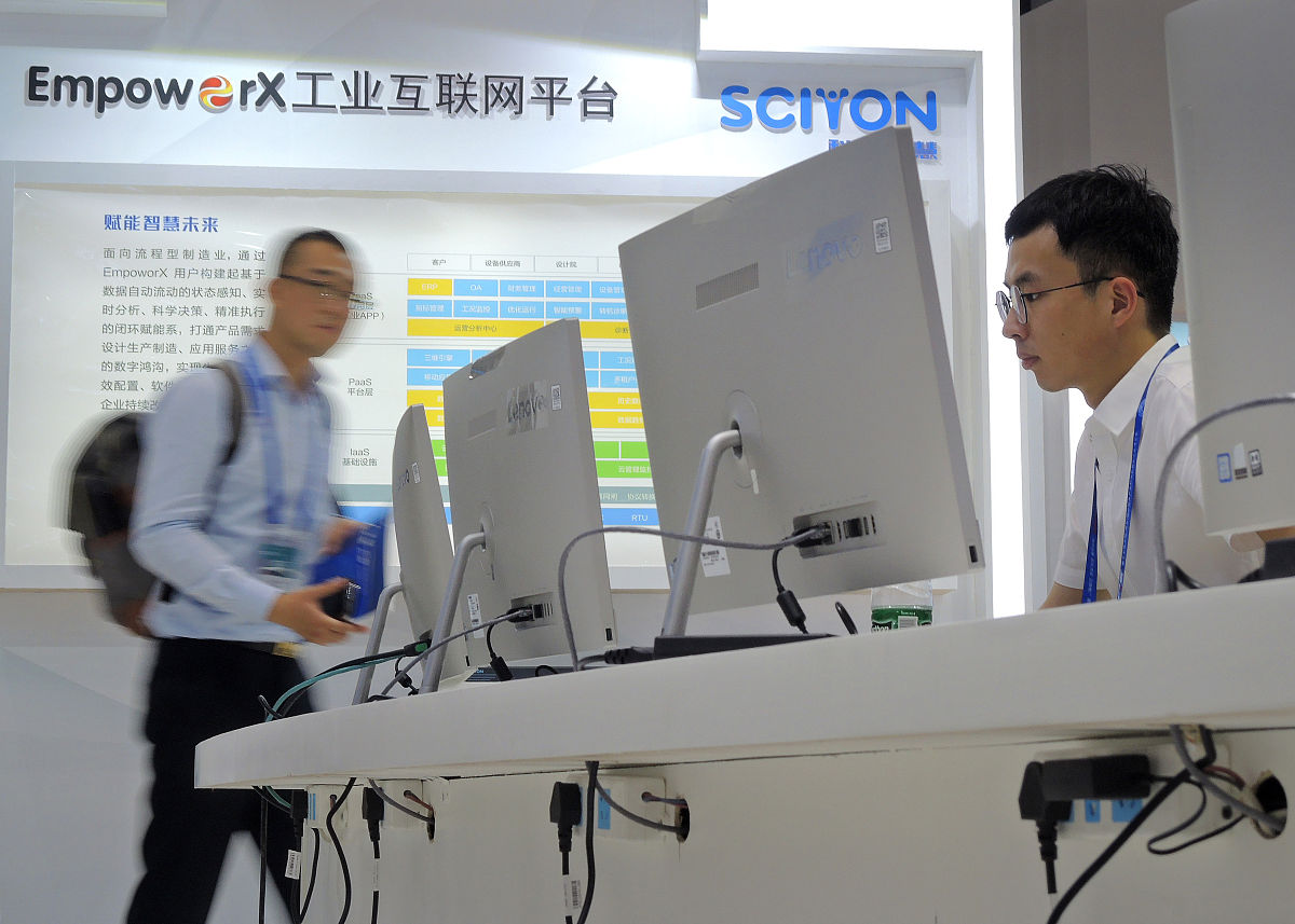 我国科学家在百比特量子芯片上实现新奇量子物态