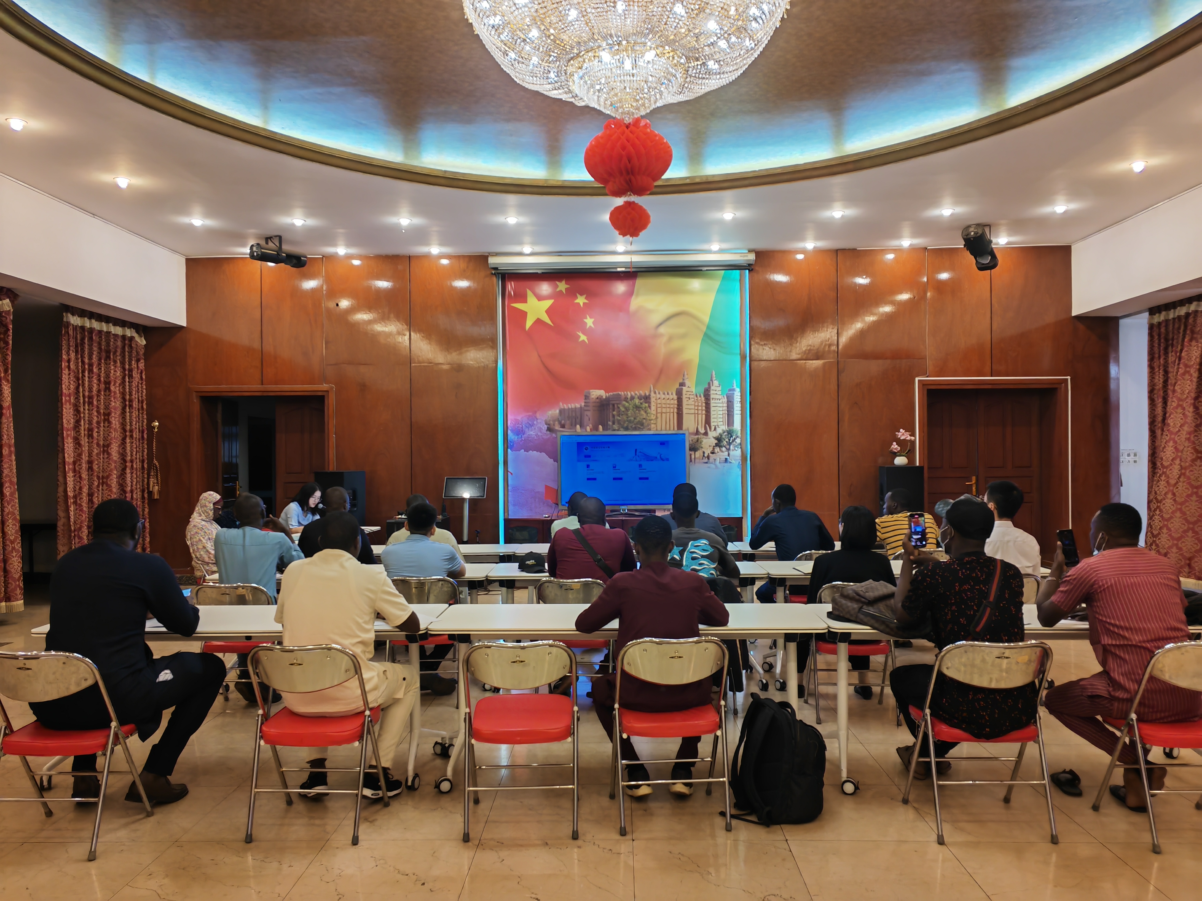 中国驻马里使馆举办义诊活动