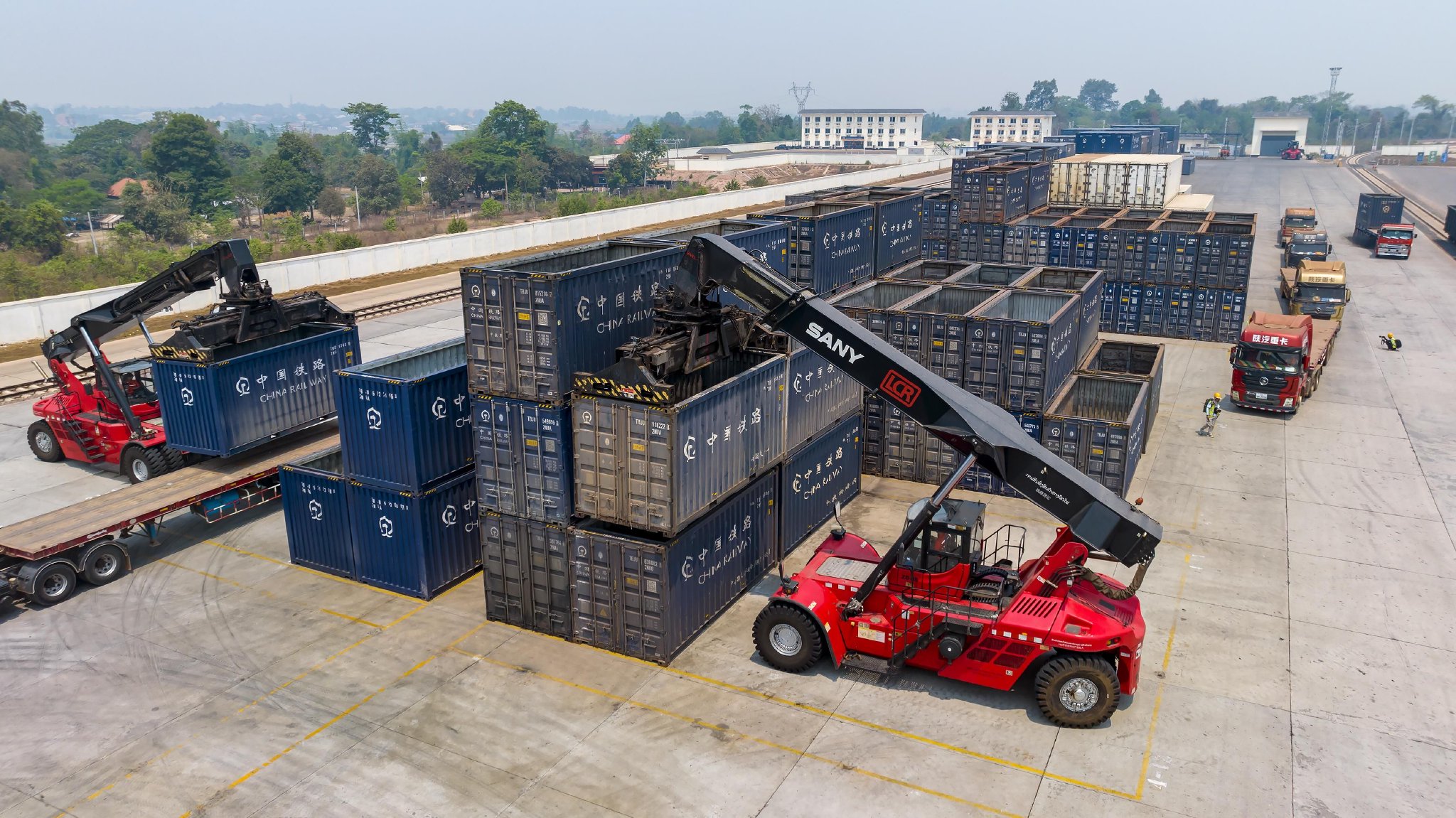 国产载重96吨重载车辆在国铁集团能源运输干线正式投入使用