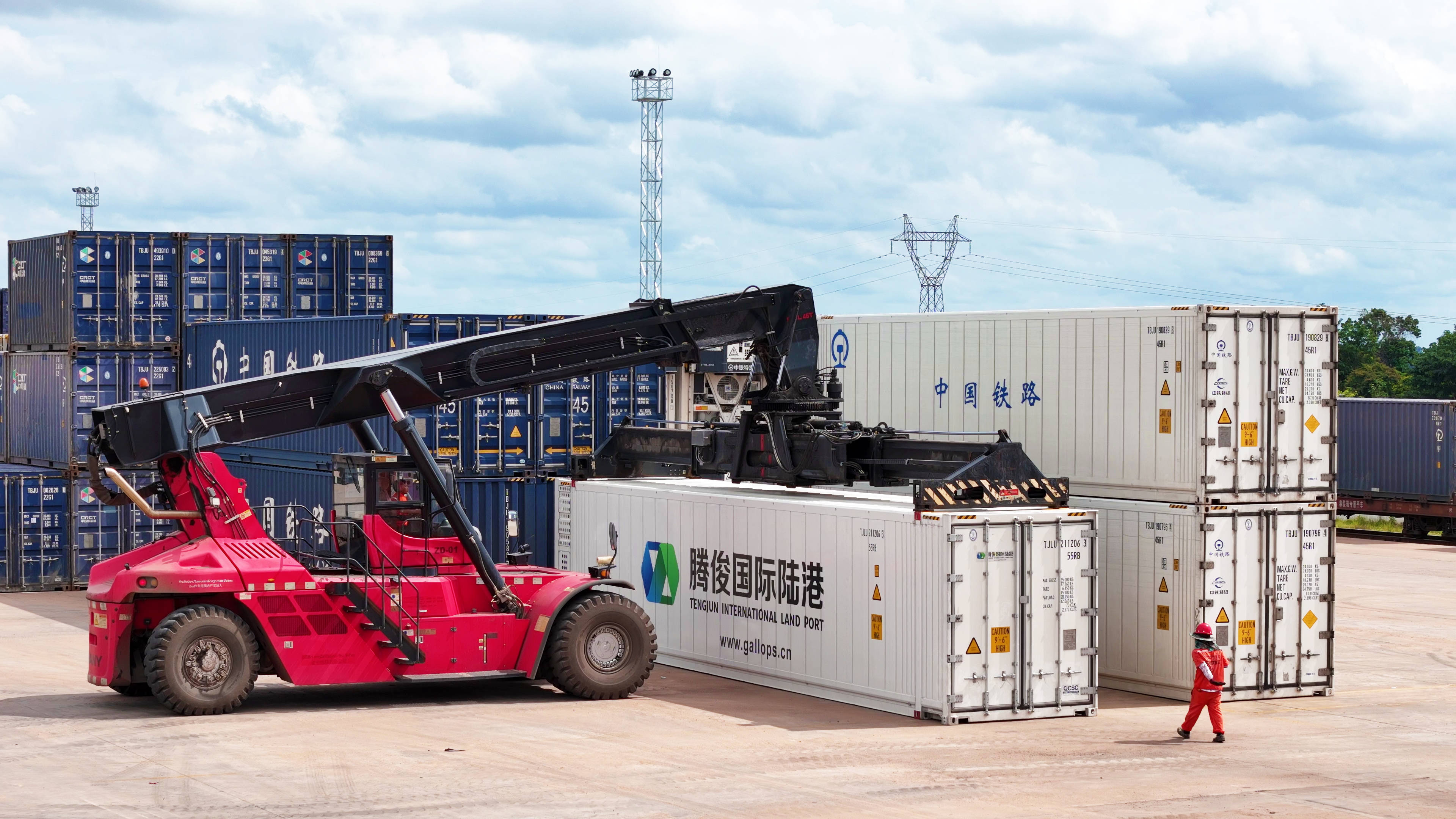 泰国与老挝加强经济和互联互通合作