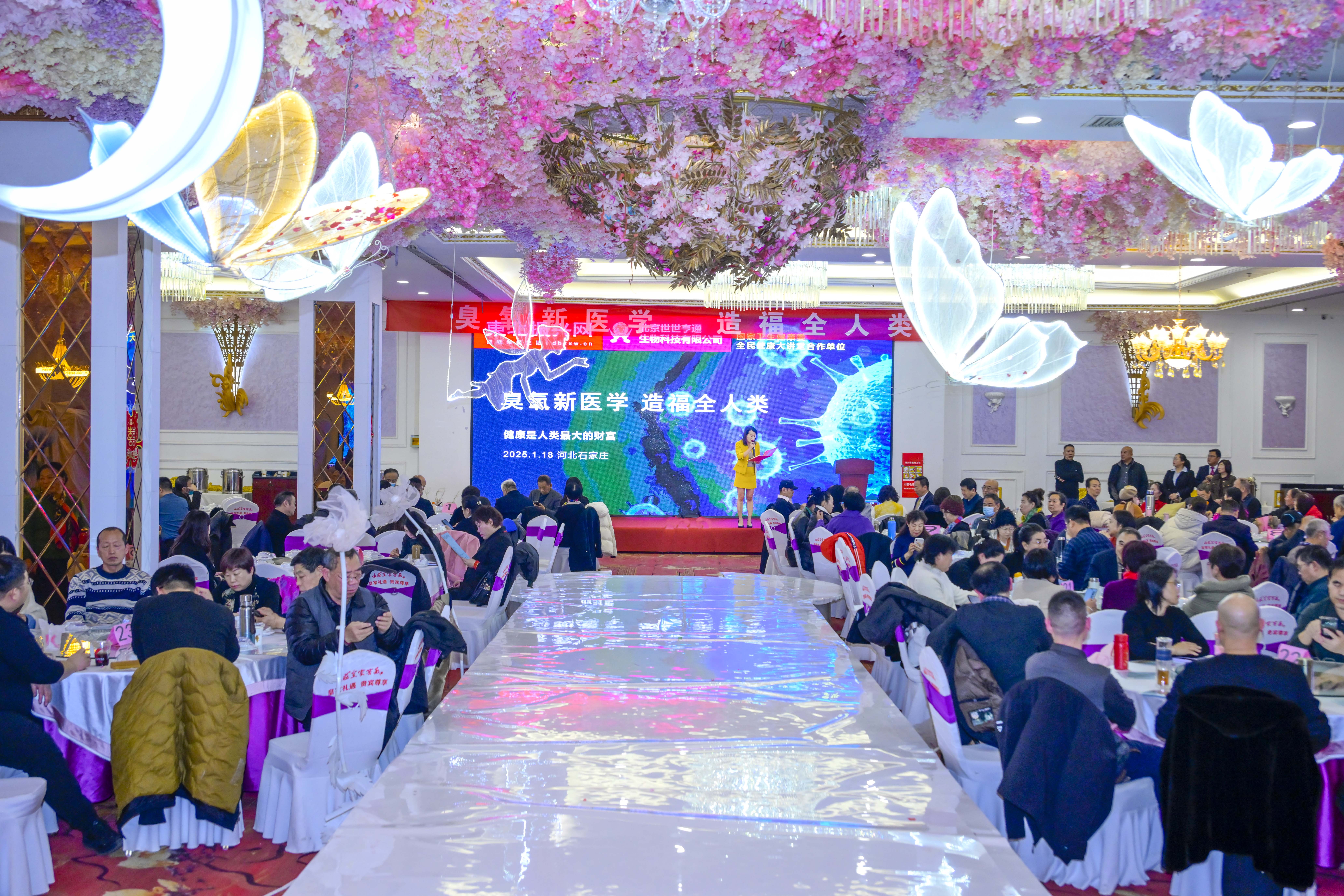 探营世界互联网大会博览会：蚂蚁集团携AGI最新成果亮相 百灵大模型家族首次展出