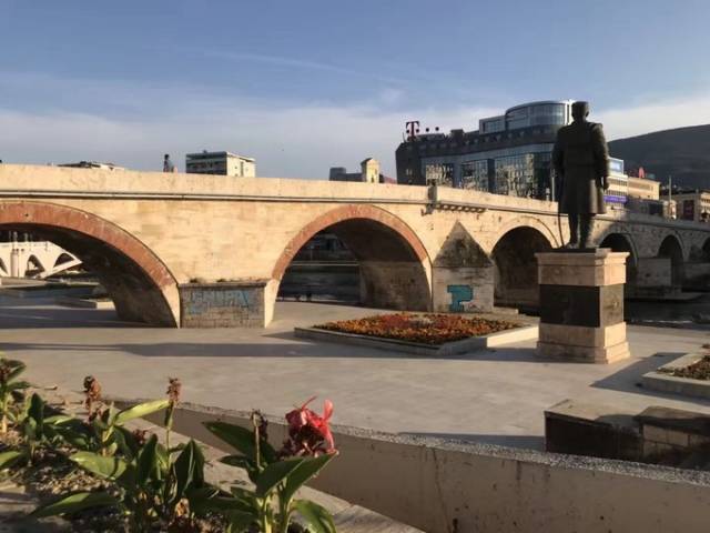 波黑联邦30年来首次通过铁路大规模运抵石油