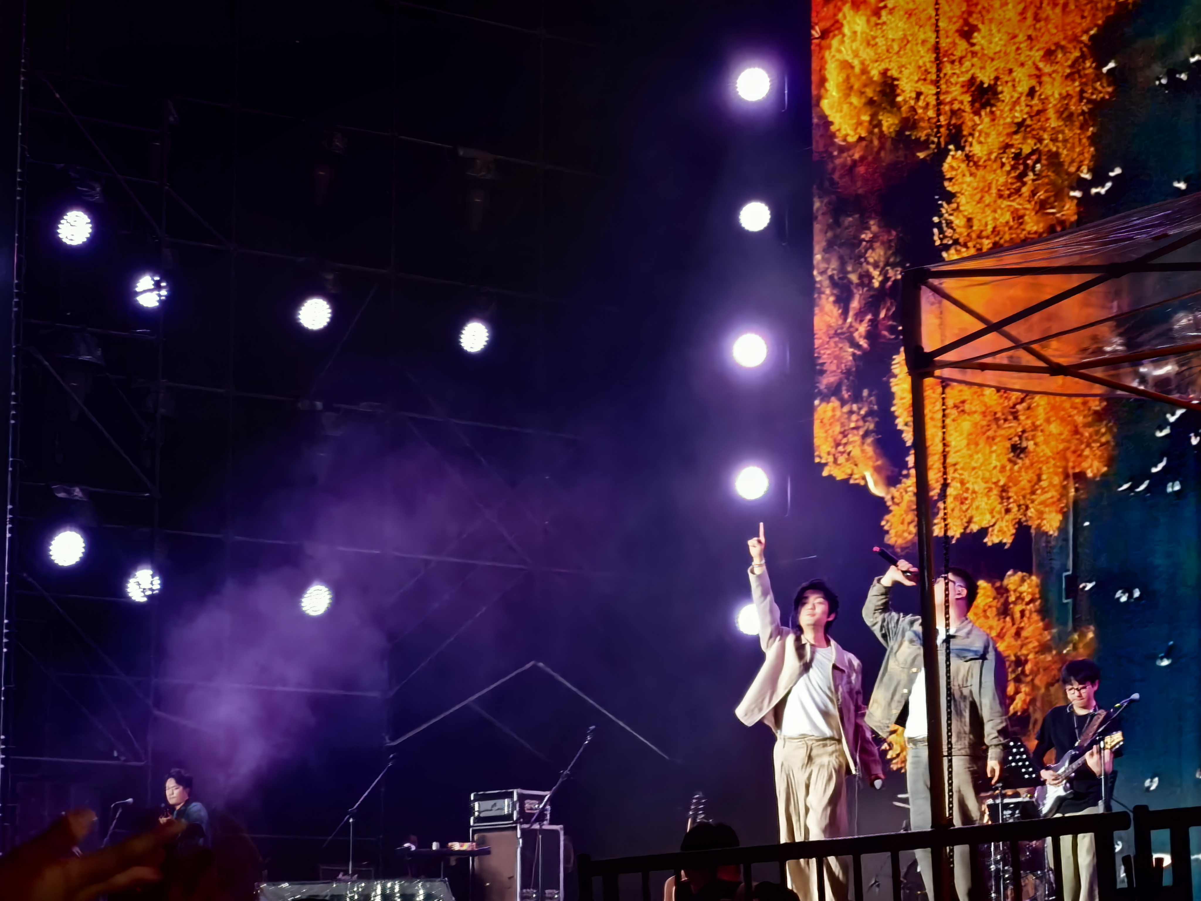 同程旅行：跨年夜“仪式感拉满”，赏烟花秀、看演唱会、祈福成元旦亮点