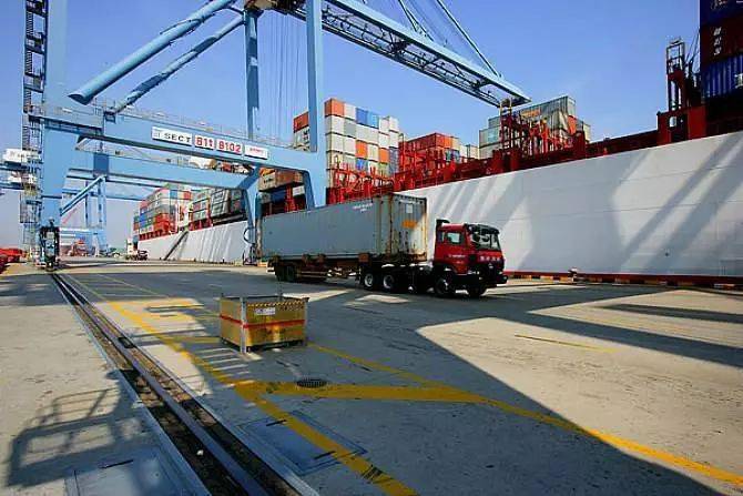 润邦股份：截止2025年12月10日股东人数为25,670户