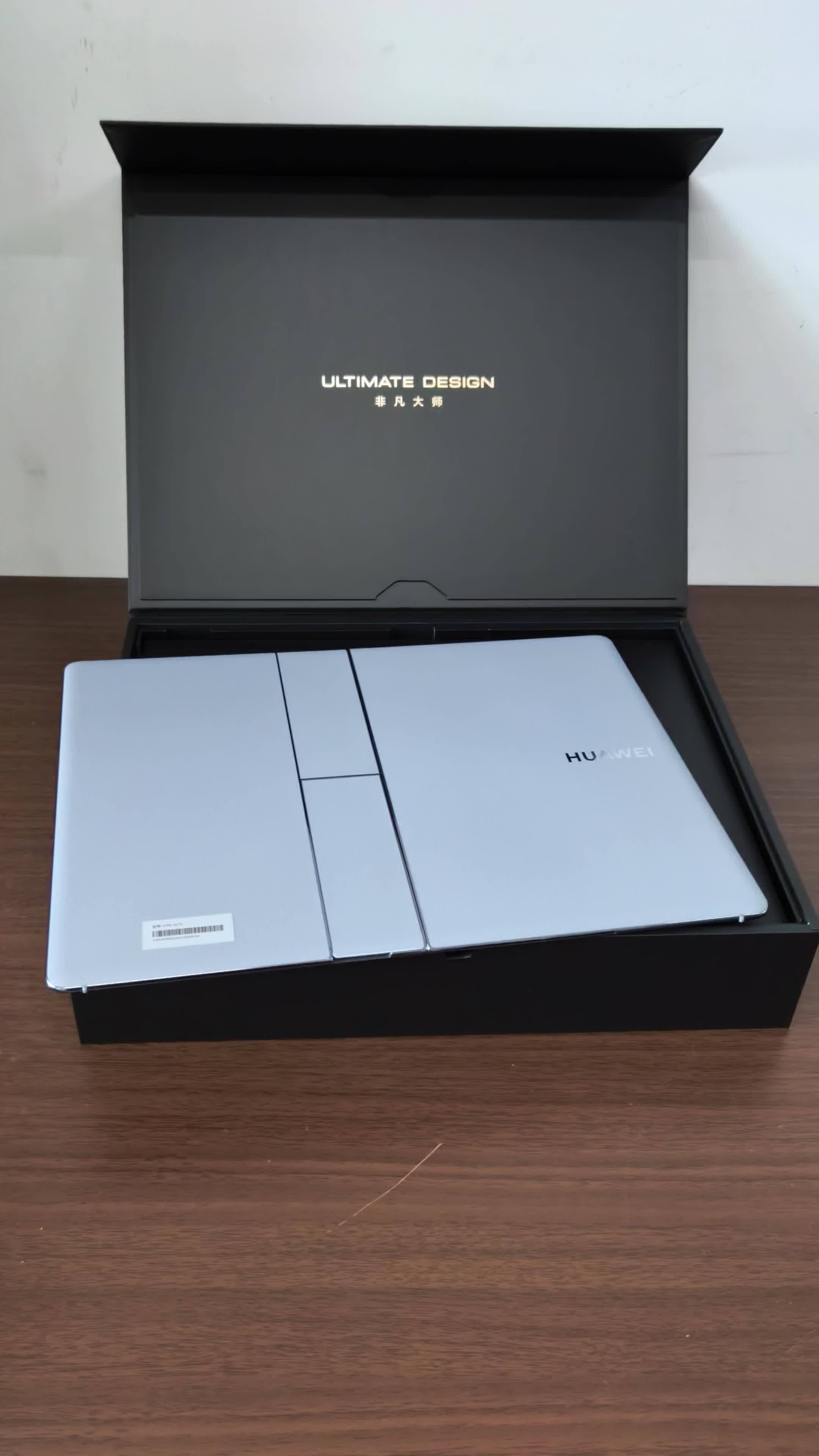 一抹“瑞红”映冬日:华为MateBook Fold非凡大师演绎科技美学新篇章