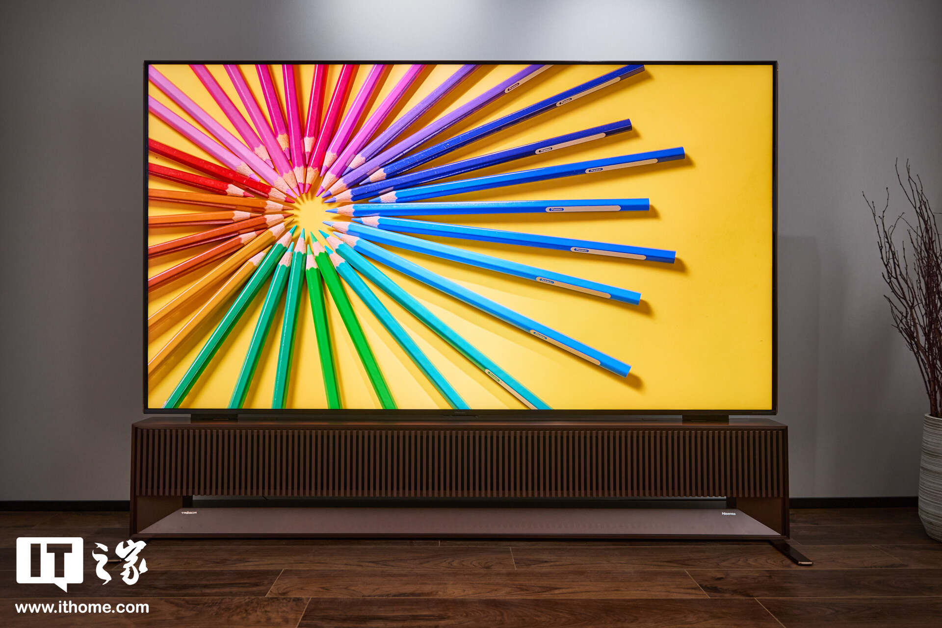 海信CES发布全新一代RGB-Mini LED，全球首创玲珑4芯真彩背光