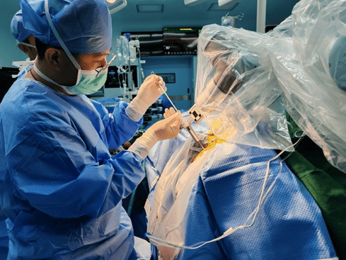 国际医学：开展侵入式脑机接口设备植入手术