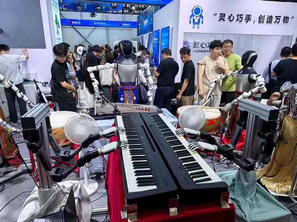 舞台表演、迎宾接待、直播带货——人形机器人开始“打零工”