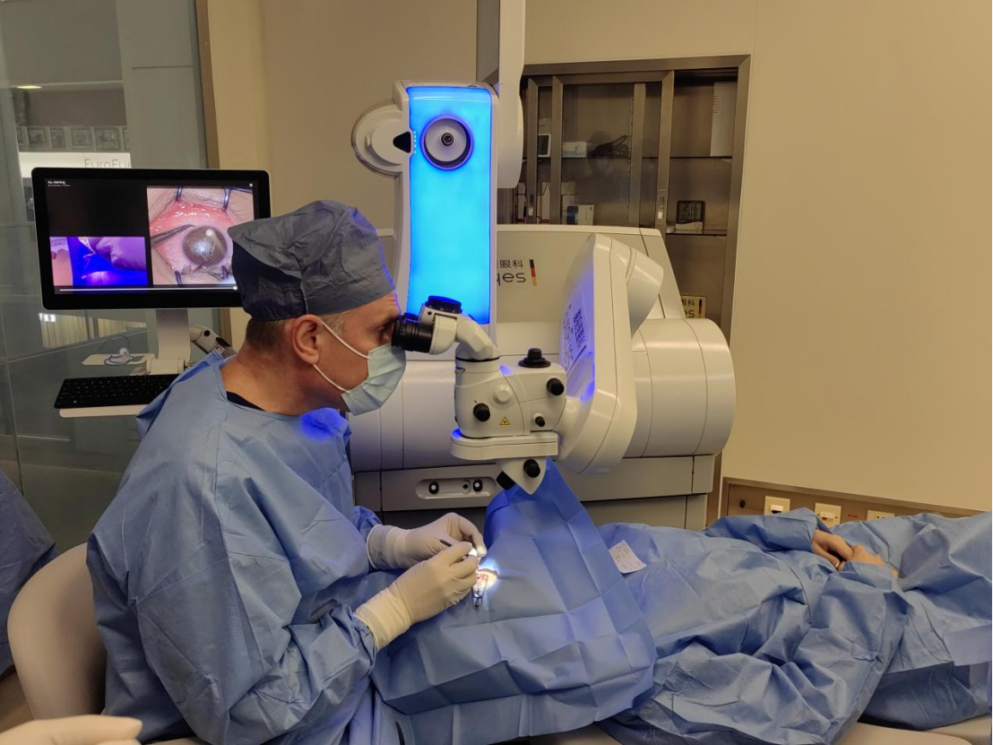 眼科手术自主机器人系统研发成功