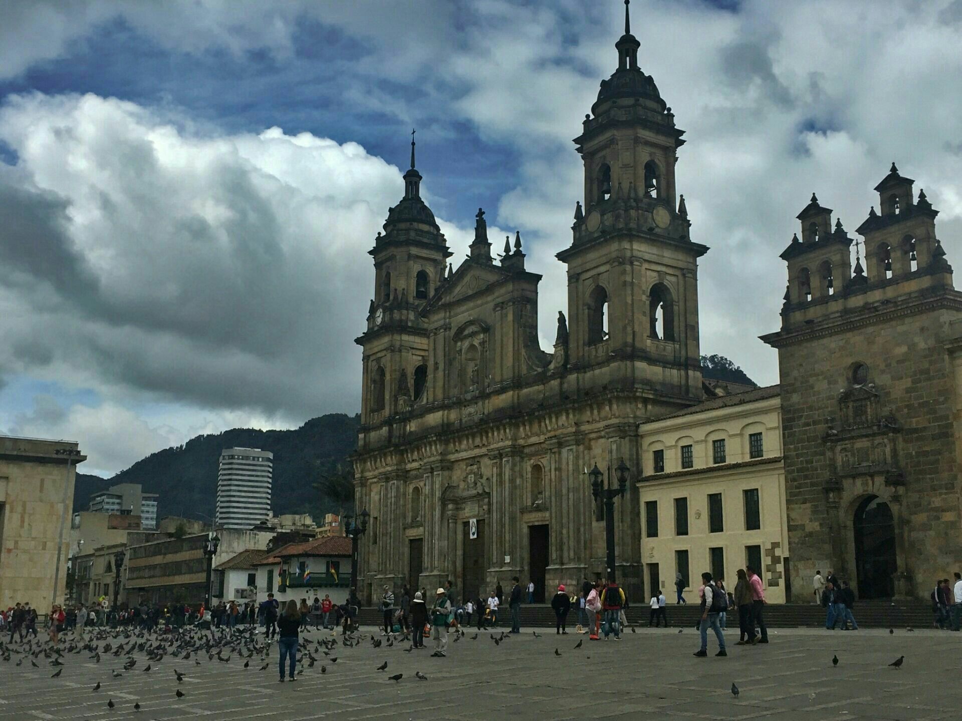 哥伦比亚2025年全国税收收入达296万亿比索