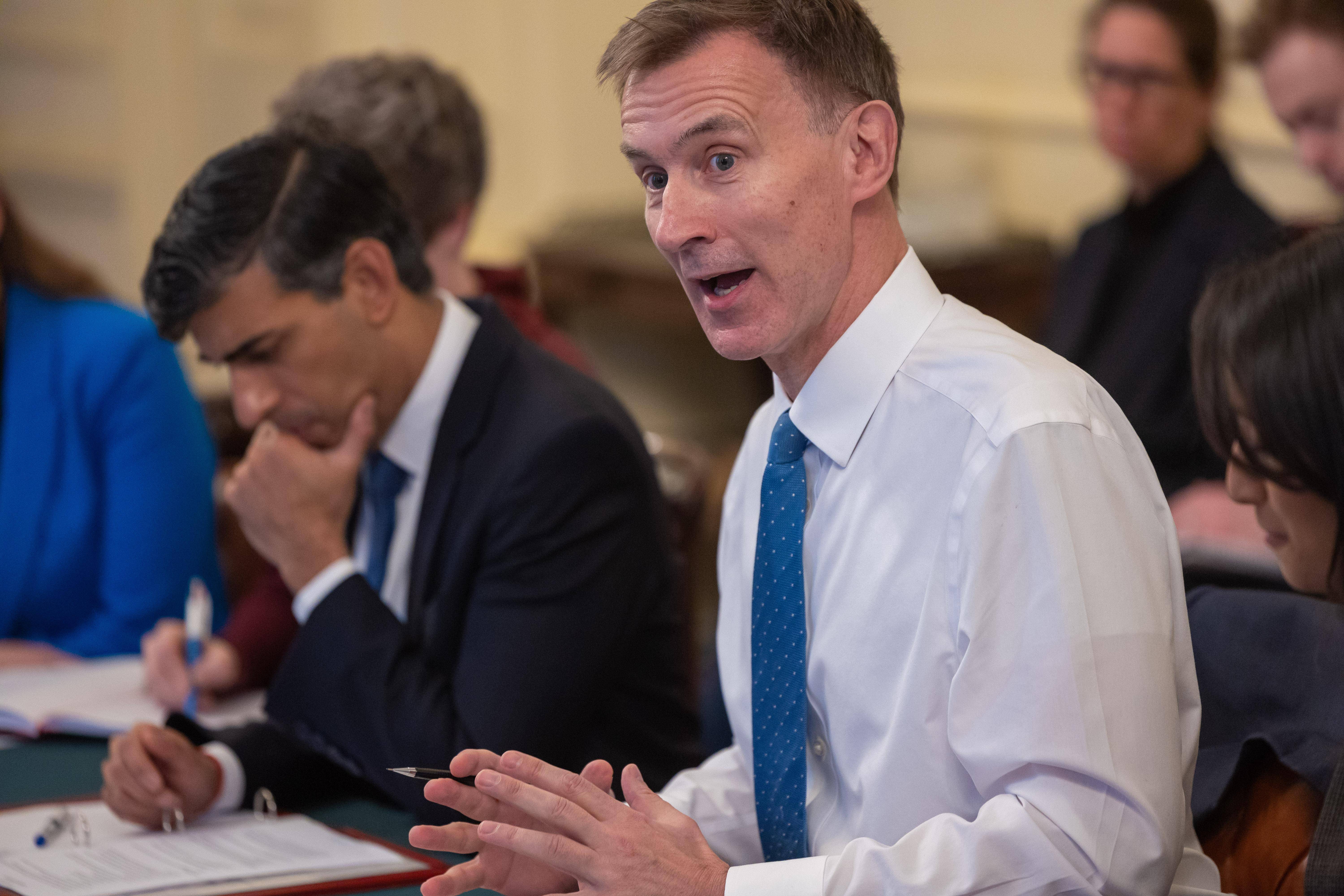 英国财政大臣发布春季预算案下调今年英经济增长预测