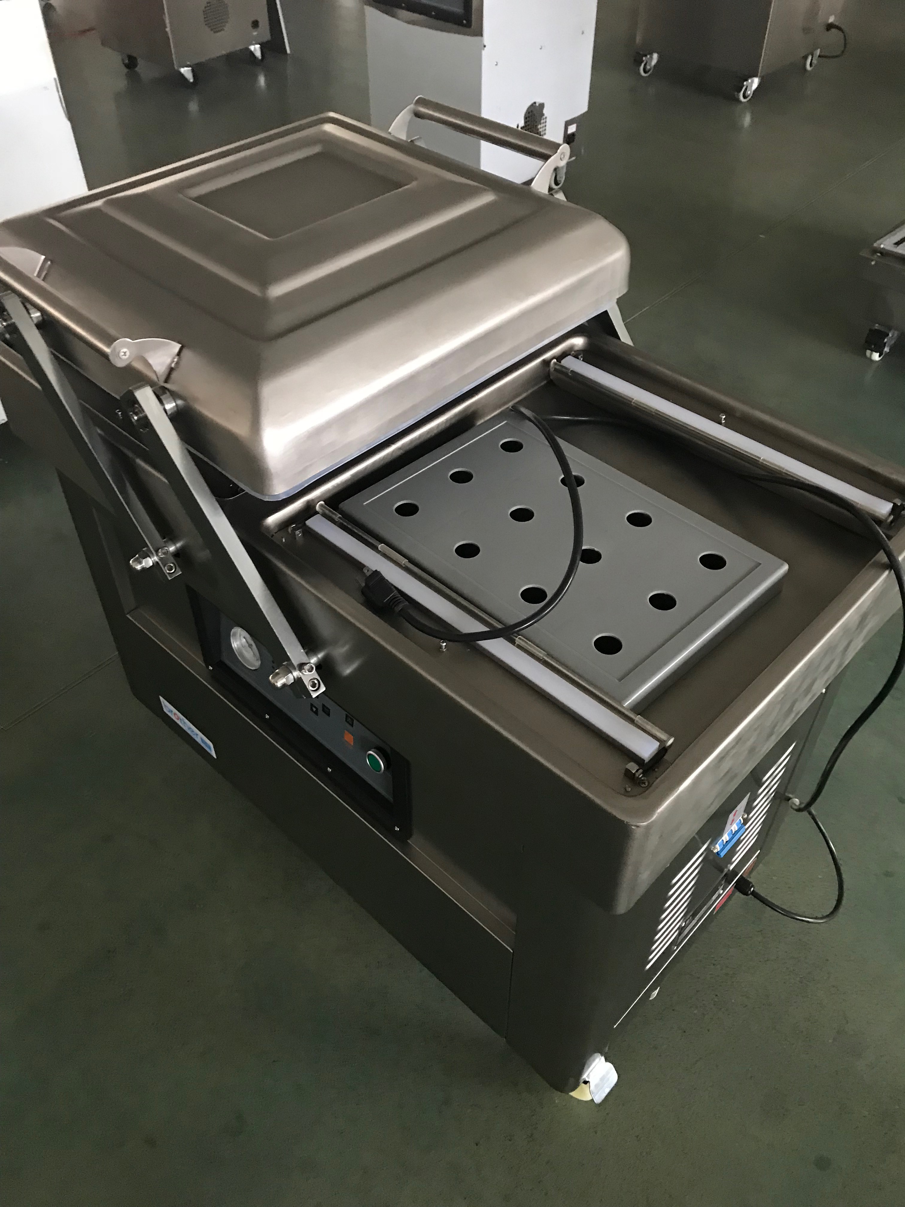 盐津铺子获得实用新型专利授权：“一种食品包装纸箱封底机构”