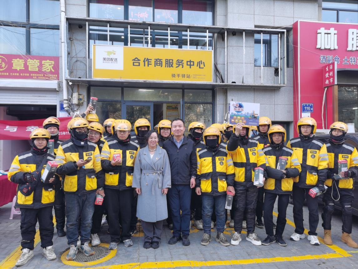 快递小哥成了社区管家