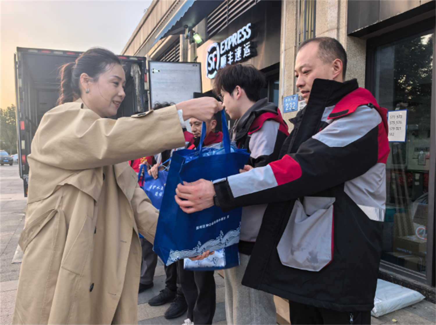 快递小哥成了社区管家