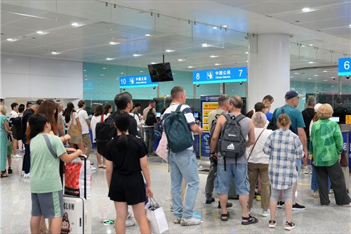 暑运期间732.8万人次自上海两大机场口岸出入境